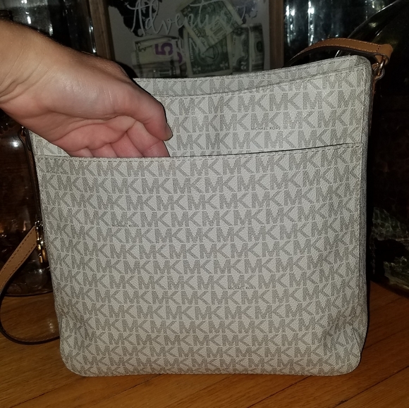 Mk Jet Set Large Messager Bag Vanilla - Picture 5 of 13